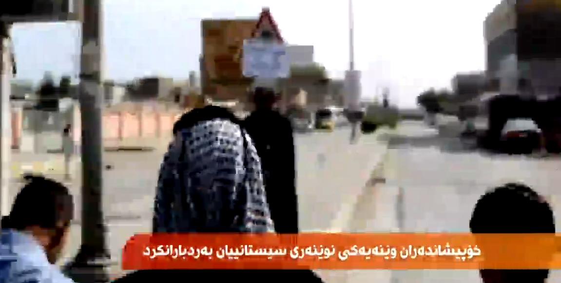 متظاهرون (يرجمون) صورة ممثل السيستاني ويرددون