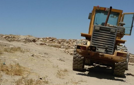 (الأشغال العامة) تجرف مناطق قرب قصر