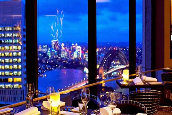 ‏سعودي يحجز مطعما كاملا يسع 300