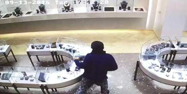 بالفيديو.. عصابة تسرق مجوهرات بمليون دولار