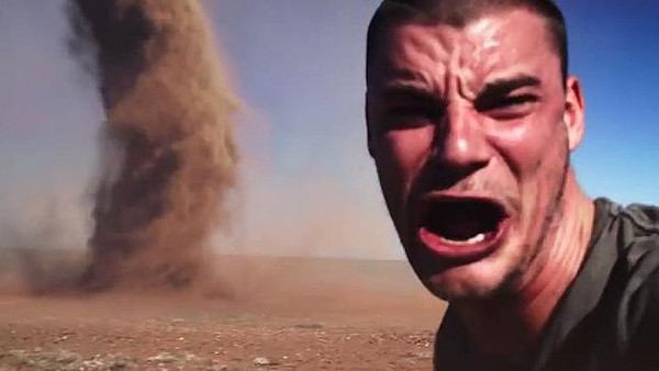 8 صور (سيلفي) أدخلت أصحابها السجون