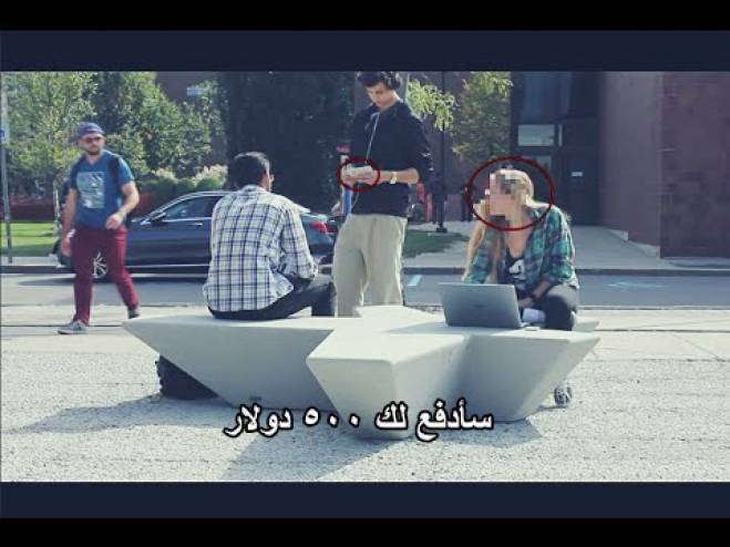 شاب يحاول اقناع فتاة ليل بالتخلي