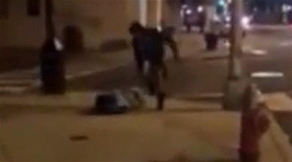 بالفيديو: شاب يلكم ويركل حبيبته في
