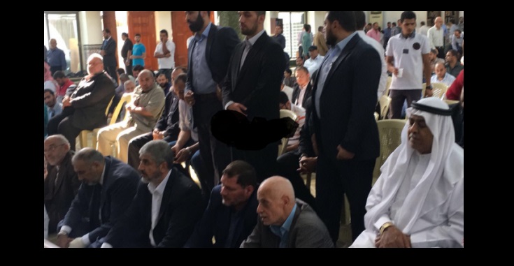 خالد مشعل يشيع جثمان والدته في