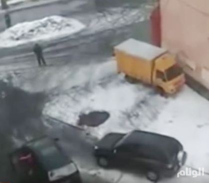 بالفيديو.. معركة بالسيارات بين امرأتين