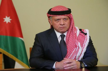 الملك في السلط للتعزية بوفاة زوجة