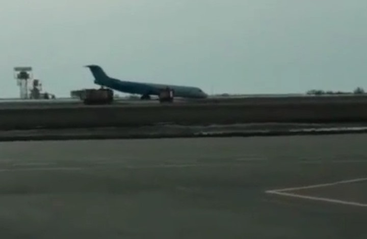 بالفيديو.. طائرة تحط على المدرج دون