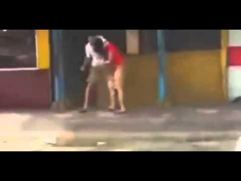 رجل يطعن رهينة احتجزها فيلاحقه المارة