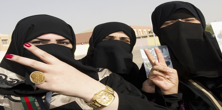 السجن وغرامات مالية بالملايين للمغررين بالنساء