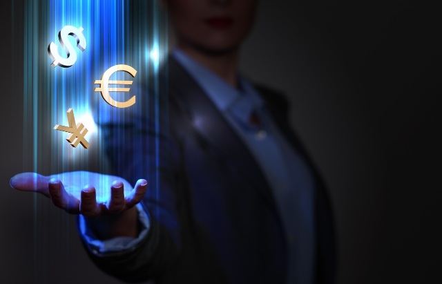 الدولار يهبط والأنظار تتجه إلى قمة