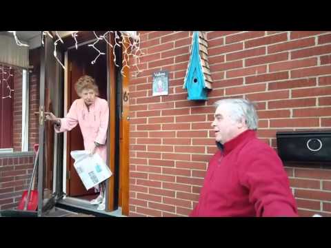 رئيس تحرير يوزع الصحف بنفسه على