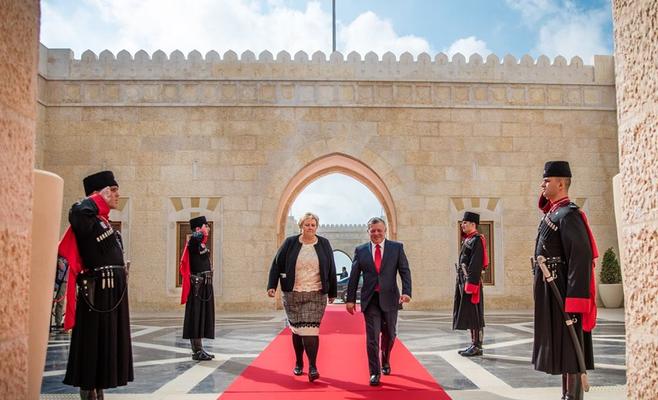 الملك يبحث مع سولبيرغ سبل دعم