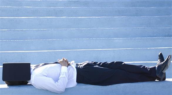 موظفان يتغيبان عن العمل 15 عاما