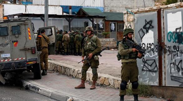 قوات إسرائيلية تعتقل 12 فلسطينيا في