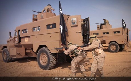 داعش ينظم استعراضا عسكريا في الموصل