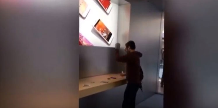 بالفيديو.. شاب يقتحم متجر أبل ويحطم