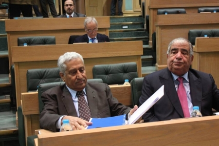 النسور يجتمع بالنواب لبحث اعتراضاتهم على