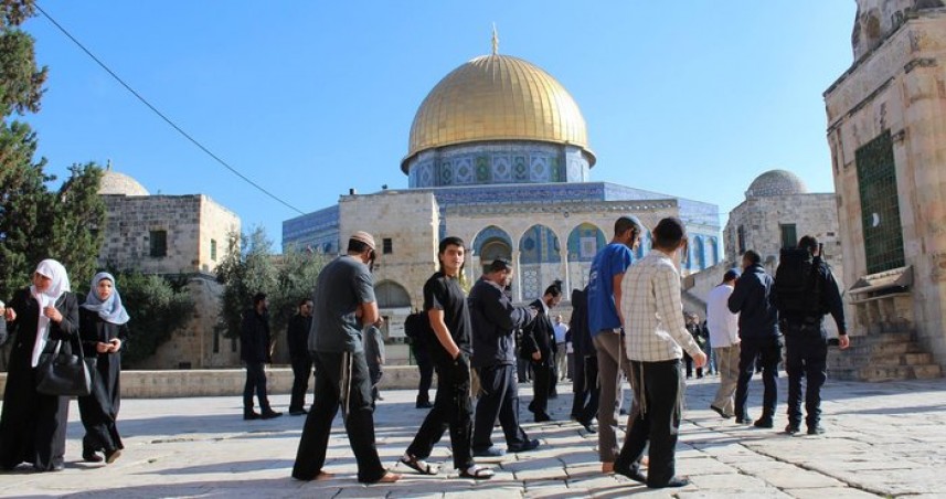 مستوطنون متطرفون يجددون اقتحامهم للأقصى وسط