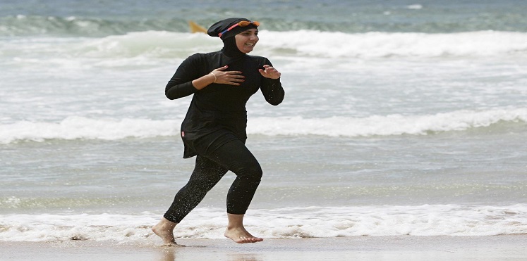 فرنسا.. سباحة المرأة المسلمة بـ (البوركيني)