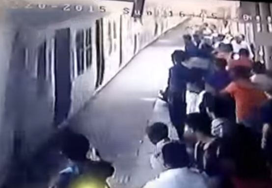فيديو: إنقاذ مرعب لطفل من الدهس