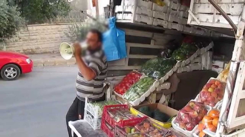 الخضرجي أبو محمود يسألها: (شو صالحتي