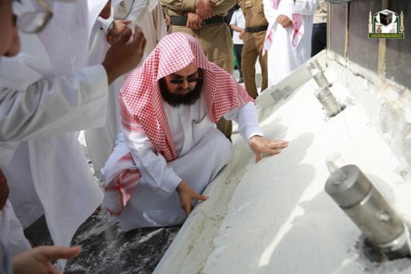 بالصور .. تغيير رخام (الشاذروان) أسفل