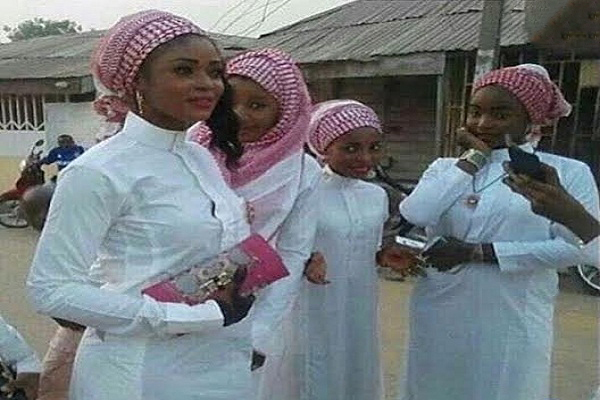 أفريقيات يظهرن بالزى الرجالي السعودي في