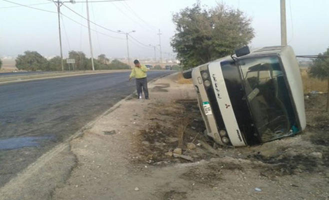 إصابة 10 موظفين بتدهور حافلة على