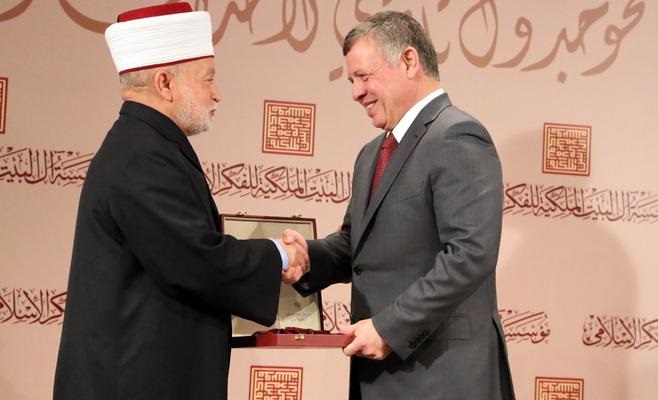 الملك ينعم بأوسمة على مجموعة من