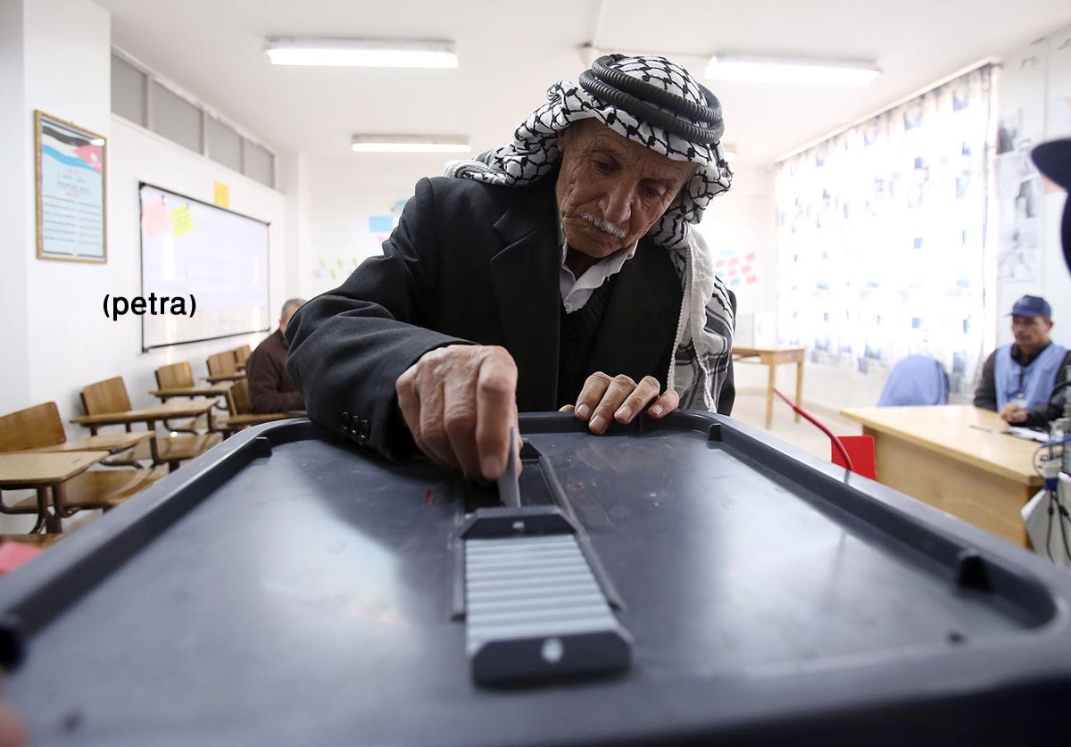 مشاركة لافتة لكبار السن في انتخابات