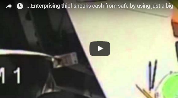 بالفيديو: لص يسرق النقود من الخزنة