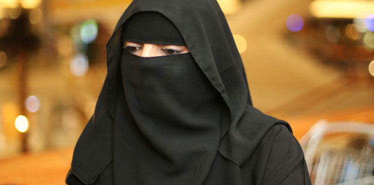بالفيديو.. فتاة سعودية تنهال على شاب