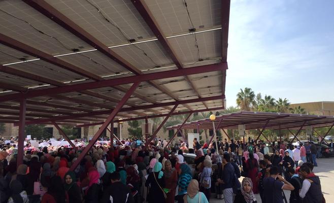 طلبة الهاشمية يعتصمون احتجاجا على فصل