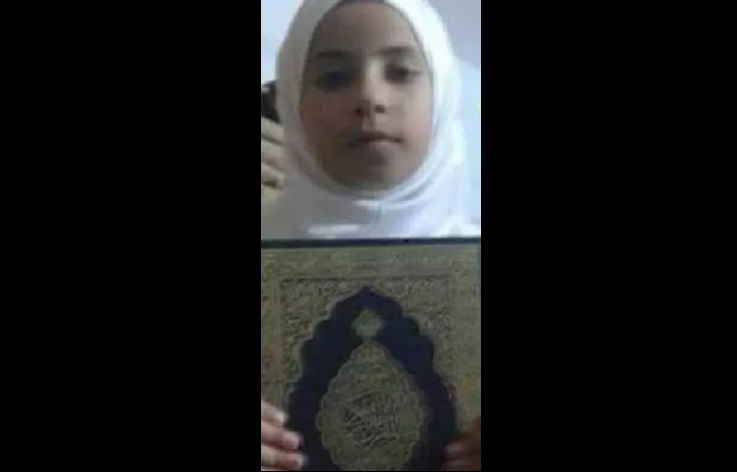 وفاة طفلة وإصابة شقيقها بسقوط باب