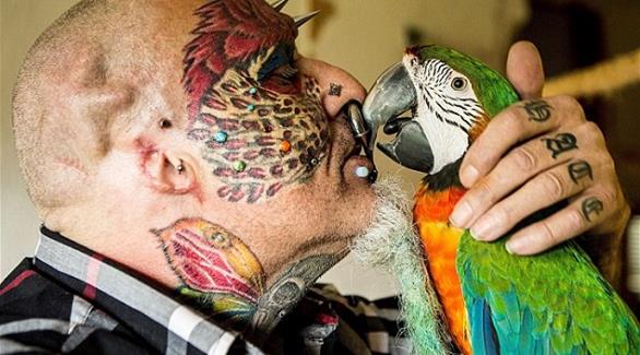بالصور: بريطاني يسعى لأن يشبه الببغاء