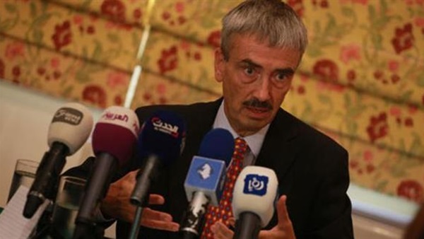 سفير بريطانيا في ليبيا يطالب بعدم