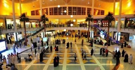 دراسة تنصح المتسوقات المسرفات بارتداء الكعب