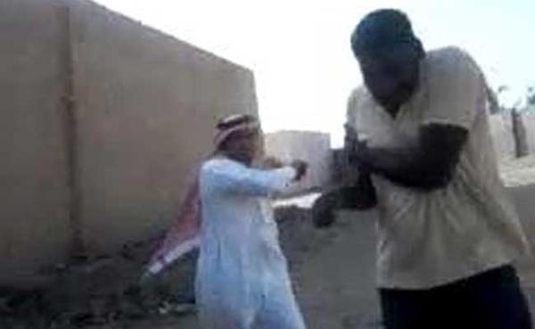 سعودي يضرب عمالة هندية يثير غضبا