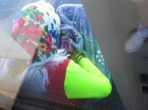 صورة لمتسولة في إحدى الدول الاجنبية