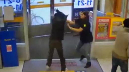بالفيديو: عاملة تجر لصا إلى داخل