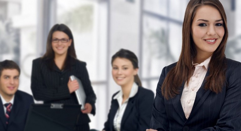 مهن ارتبطت بالمرأة.. رغم منافسة الرجل