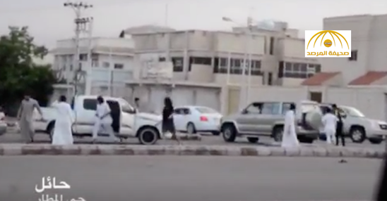 بالفيديو: مشاجرة بالساطور بين مراهقين في