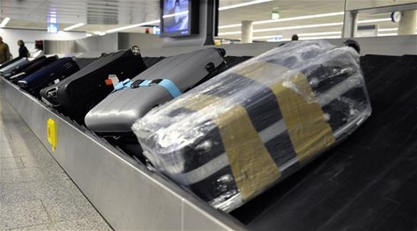 بالصورة: مسافر يبتكر طريقة فريدة لتجنب