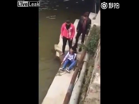 أم توبخ إبنتها الصغيرة بتهديدها برميها