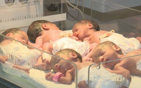 امراة تنجب 5 اطفال بحمل واحد