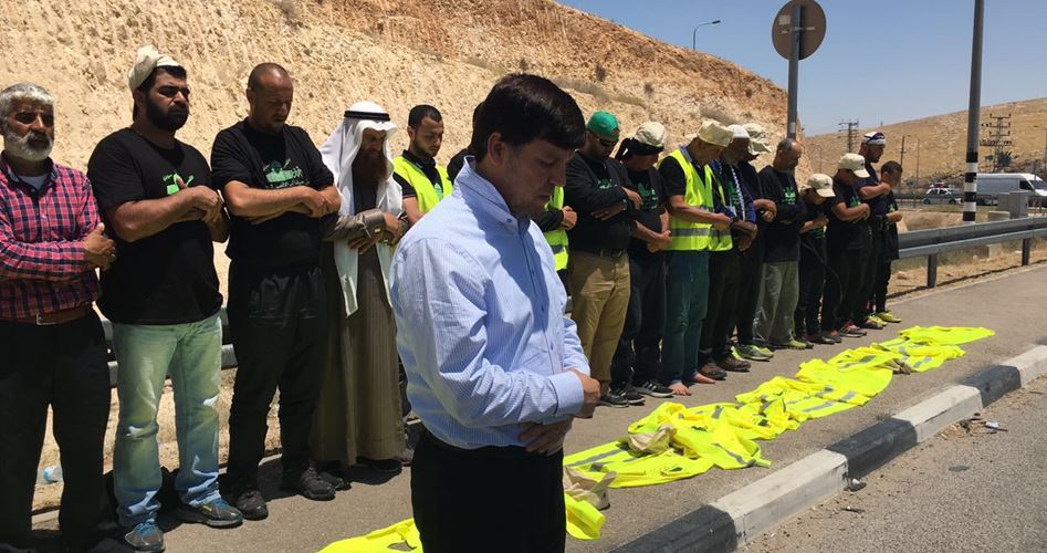 قيادات فلسطينية تدين منع الاحتلال مسيرة