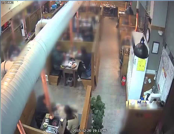 فيديو: لحظة انهيار سقف مطعم فوق