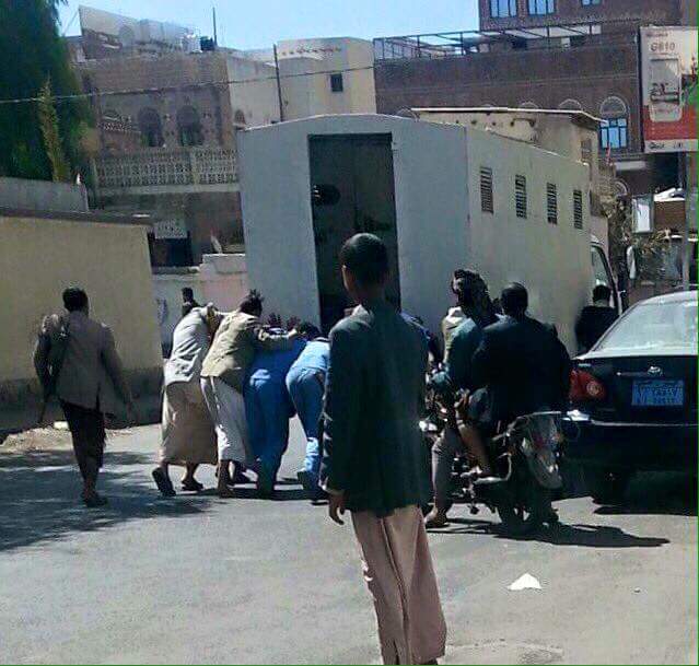 اليمن: تعطلت سيارة (نقل السجناء) فخرج