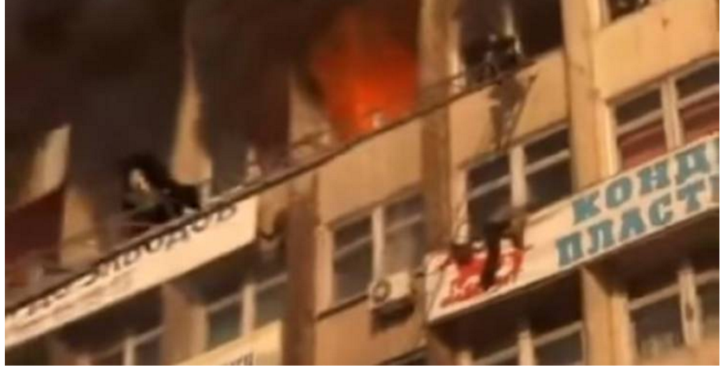 فيديو سكان يقفزون من النوافذ هربا