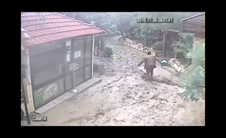 شاهد.. فيديو صادم لكمية مياه داهمت